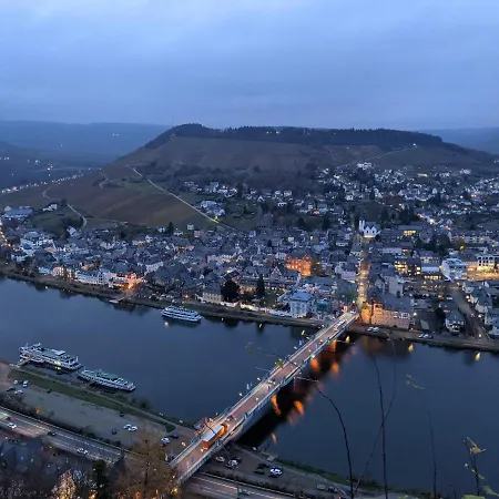 Monkey Factory - Mini Home-stay بيت شباب ترابن ترارباخ